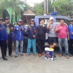 Tri Putro Utomo (kaos abu-abu bertopi) bersama tim saat baksos penyemprotan disinfektan mencegah sebaran Covid-19 di wilayah Driyorejo. foto: ist.