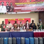 Wali Kota Madiun bersama Forkopimda Kota Madiun menunjukkan barang-barang sitaan yang akan dimusnahkan.