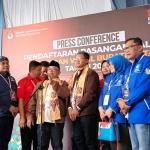 Eks Bupati Blitar, Rijanto, saat konferensi pers terkait Pilkada 2024.