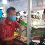 Gus Barra menyerahkan bantuan paket sembako kepada penjual tahu walik.