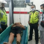 Korban saat di RS Soewandi bersama anggota Polsek Simokerto