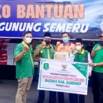 Baznas Sumenep saat menyerahkan bantuan di Posko bantuan Erupsi Gunung Semeru di Lumajang.