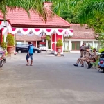 Tampak sejumlah Satpol PP berjaga di depan rumah dinas Wali Kota Blitar.