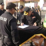 Wakapolres Pasuruan, Kompol Hari Aziz, saat menandatangani MOU Telah berdirinya Komite Olahraga Polri.