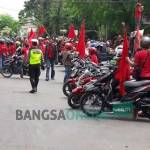 Ratusan buruh ketika demo di tengah jalan Tri Dharma Kebomas. foto: SYUHUD/ BANGSAONLINE