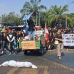 Aksi demo para mahasiswa di Solo untuk mengawal putusan MK minta agar Jokowi dipulangkan saja ke Solo, Kamis (24/2024). Foto: Rmol 