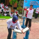 Para peserta sedang melaksanakan ujian stamina tenaga melalui pematahan benda keras berupa cor beton. Foto: Ist.