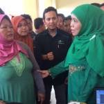 Menteri Sosial RI Khofifah Indar Parawansa saat meninjau lokasi penyaluran PKH di kecamatan Ngasem kabupaten Kediri, Sabtu (28/11). foto: arif kurniawan/bangsaonline)