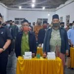 Calon Bupati Kediri, Hanindhito Himawan Pramana (baju, kopyah dan masker hitam) saat berada di tengah-tengah para kiai kampung yang mendeklarasikan dukungannya. foto: Muji Harjita/ BANGSAONLINE