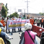 Sosialisasi keselamatan pengguna kendaraan bermotor yang akan melintas di perlintasan sebidang KA oleh petugas KAI Daop 7 Madiun bersama Rail Fun Pecel +63.