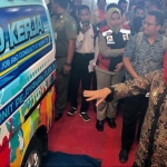 Gubernur Khofifah Indar Parawansa menunjukkan mobil pelatihan gratis keliling di acara East Java Talent And Career Exhibition di Jatim Expo, Selasa (10/9/2019). foto: istimewa/ bangsaonline.com