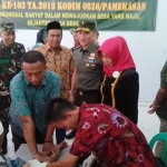 Brigjen TNI Chandra saat melihat secara langsung sunatan massal dan tinjauan secara langsung program pengerjaan TMMD ke-103 di Desa Pasanggar.