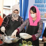 Arumi Bachsin, istri Wagub Emil Dardak bersama Ketua Tim Penggerak PKK Kota Probolinggo saat sosialisasi gemar makan ikan.