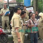 Sejumlah pejabat saat meninjau Kelurahan Setono Pande Kota Kediri. foto: ARIF K/ BANGSAONLINE