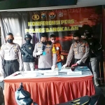 Kapolres Bangkalan, AKBP Rama Samtama saat merilis kasus pembunuhan sadis di Galis, Senin (27/4).