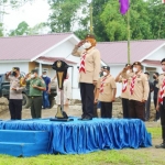 Gubernur Jawa Timur Khofifah Indar Parawansa saat memimpin Apel Bakti Pramuka Spesial Ramadhan di Lokasi Huntara Huntap Desa Sumbermujur Kecamatan Candipuro Kabupaten Lumajang, Rabu (6/4) pagi. Foto: Humas Pemprov Jatim