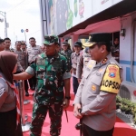 Kapolda Jatim Irjen Pol Toni Harmanto dan Pangdam V/Brawijaya Mayjen TNI Farid Makruf saat berdialog dengan adik-adik Pramuka yang turut membantu pengamanan arus mudik. Foto: Ist.