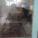 Salah satu kaca Balai Wartawan Sidoarjo yang pecah akibat dilempar batu orang tak dikenal.