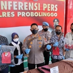 Kapolres Probolinggo, AKBP Teuku Arsya Khadafi, saat menghadiri konferensi pers terkait pembunuhan di Kecamatan Tiris.