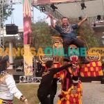 Kepala Bakorwil Madiun, Heru Wahono Santoso, saat menaiki Reog Ponorogo. Foto: HENDRO SUHARTONO/BANGSAONLINE