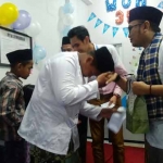 Pimpinan WOM Nganjuk saat memberikan santunan kepada masyarakat dan anak yatim. foto: BAMBANG DJ/ BANGSAONLINE