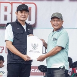 Bupati Lamongan Yuhronur Efendi saat menyerahkan SK perpanjangan masa jabatan kepada perwakilan BPD.