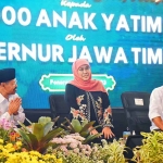 Gubernur Khofifah saat memberi santunan kepada 1.000 yatim di Pendopo Agung Kabupaten Ponorogo.