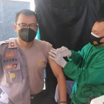 Ratusan anggota, ASN, dan PHL Polresta Banyuwangi disuntik vaksin Covid-19. Vaksinasi ratusan anggota polisi ini dilakukan di Klinik Polresta Banyuwangi yang beralamat di Jalan Letkol Istiqlah Banyuwangi, Kamis (25/2/2021). (foto: ist)