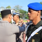 Kapolres Gresik saat menyematkan pita di pundak personel operasi Zebra Semeru 2023.