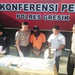 ?Kapolres Gresik AKBP Wahyu S. Bintoro saat ekspos pelaku.