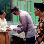 Kapolsek Kandangan Iptu Wahyu Hariadi saat menyerahkan bantuan alat tulis kepada salah seorang siswi. Foto: Ist.