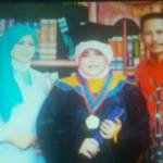 Mustain dan Indah Purwaningrum, foto bersama putri Indah, usai diwisuda SMA. foto: repro/ syuhud/ BANGSAONLINE