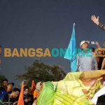 Sekdaprov Jatim, Adhy Karyono, saat menemui para buruh. Foto: DEVI FITRI AFRIYANTI/BANGSAONLINE