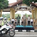 Pemberangkatan tim patroli gabungan operasi yustisi penegakan disiplin protokol kesehatan di Pendopo Delta Wibawa, Senin (11/1/2021). (foto: ist)