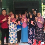 Wakil Sekretaris DPD PDIP Jatim, Hari Yulianto, saat bersama masyarakat.