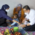 Ketua TP PKK Kota Kediri Ferry Silviana Abdullah Abu Bakar bersama Kepala Dinkes dr Fauzan Adima saat mengunjungi salah satu ibu dan balitanya. Foto: Ist.