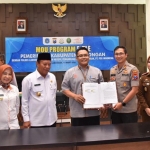 Bupati Fadeli foto bersama usai penandatanganan MoU.