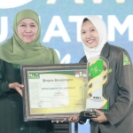 Gubernur Khofifah saat menyerahkan penghargaan ketika menghadiri gelaran PWNU Jatim Award 2023.