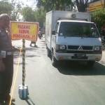 PERSIAPAN. Rambu-rambu lalu lintas baru dipasang di depan pasar tumpah Kecamatan Baureno. Rambu itu untuk meminimalisir adanya kemacetan saat arus mudik mendatang. Foto: eky nurhadi/BANGSAONLINE