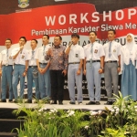 Sekdaprov Jatim bersama siswa menyanyi bersama lagu Ibu Pertiwi pada acara Pembinaan Pendidikan arakter Siswa di H. Mercure, Jumat (1/11).