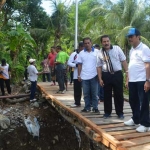 Wabup  Gresik, Moch. Qosim didampingi Kepala Pelaksana BPBD Abu Hasan saat melakukan peninjauan lokasi bencana tanah longsor di Dusun Menara, Desa Gunung Teduh, Kecamatan Sangkapura, Pulau Bawean, tahun lalu. foto: SYUHUD/ BANGSAONLINE