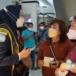 Salah satu petugas Kantor Imigrasi Kediri saat melayani masyarakat. Foto: Ist