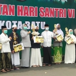 Wali Kota Batu Dewanti Rumpoko menjadi inspektur upacara dalam acara peringatan Hari Santri Nasional (HSN) di alun di Alun-alun Kota Batu, Kamis (22/10) pagi. foto: agus salimullah/ bangsaonline.com