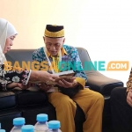 Gubernur Khofifah saat menemui Kakek Harun, jemaah haji berusia 119 tahun dari Desa Pangbatok, Kecamatan Proppo, Pamekasan. Foto: DEVI FITRI AFRIYANTI/BANGSAONLINE