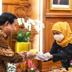 Prabowo Subianto saat menemui Khofifah Indar Parawansa di Gedung Negara Grahadi, Surabaya, Selasa (3/5/2022) malam. Tampak Khofifah menyuguhkan buah nanas kepada Prabowo. Foto: Faiq Azmi/Detik Jatim