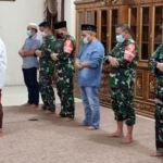 Prof. Dr. KH. Asep Saifuddin Chalim, M.A., jadi imam salat jamaah maghrib dengan makmum Komandan Korem (Danrem) 082/CPYJ Kolonel Inf Muhammad Daryanto, Dandim 0815/Mojokerto Letkol Inf Dwi Mawan Sutanto, dan Danramil 0815 Pacet Kapten Caj Lufi Anam di Pondok Pesantren Amanatul Ummah Pacet Mojokerto, Jumat (14/5/2021) malam. foto: ist 