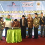 Dr.HM. Sulthon, M.Pd, Kepala SMAN 8 Malang (jas hitam dan berdasi), saat menyaksikan penanda tanganan prasasti Pembangkit Listrik Tenaga Surya milik SMAN 8 Malang, oleh Mendiknas RI Muhajir Effendi, Selasa (30/1), di halaman belakang sekolah. Foto: Iwan Irawan/BANGSAONLINE