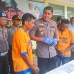 Dua tersangka pengedar upal saat diinterogasi Kapolres Jember AKBP Alfian Nurrizal.