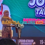 Gubernur Khofifah saat memberi sambutan di Job Fair Jatim 2023. Foto: DEVI FITRI AFRIYANTI/BANGSAONLINE