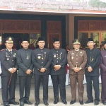 Dari kiri Dandim, Danlanal, Kapolres, Ketua DPRD, Bupati, Wakil Bupati, Kejari, Ketua PN, Sekda, dan Asisten Pemerintahan Setda Pemkab Bangkalan foto bersama usai mengikuti upacara. foto: FAUZI/ BANGSAONLINE